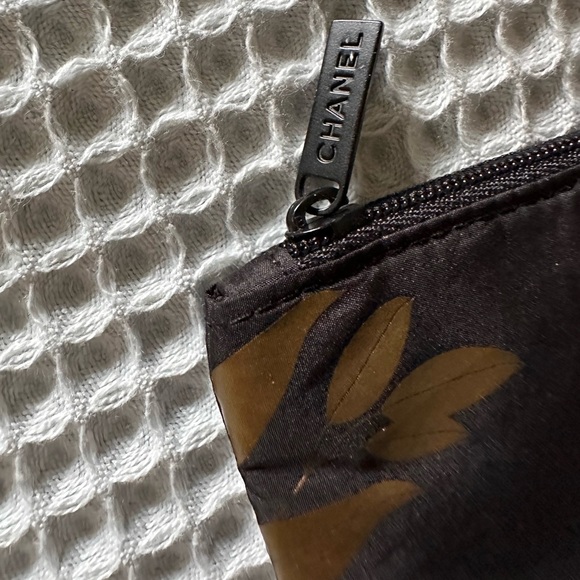 Chanel sublimage cosmetic pouch with zipper - Picture 2 of 2